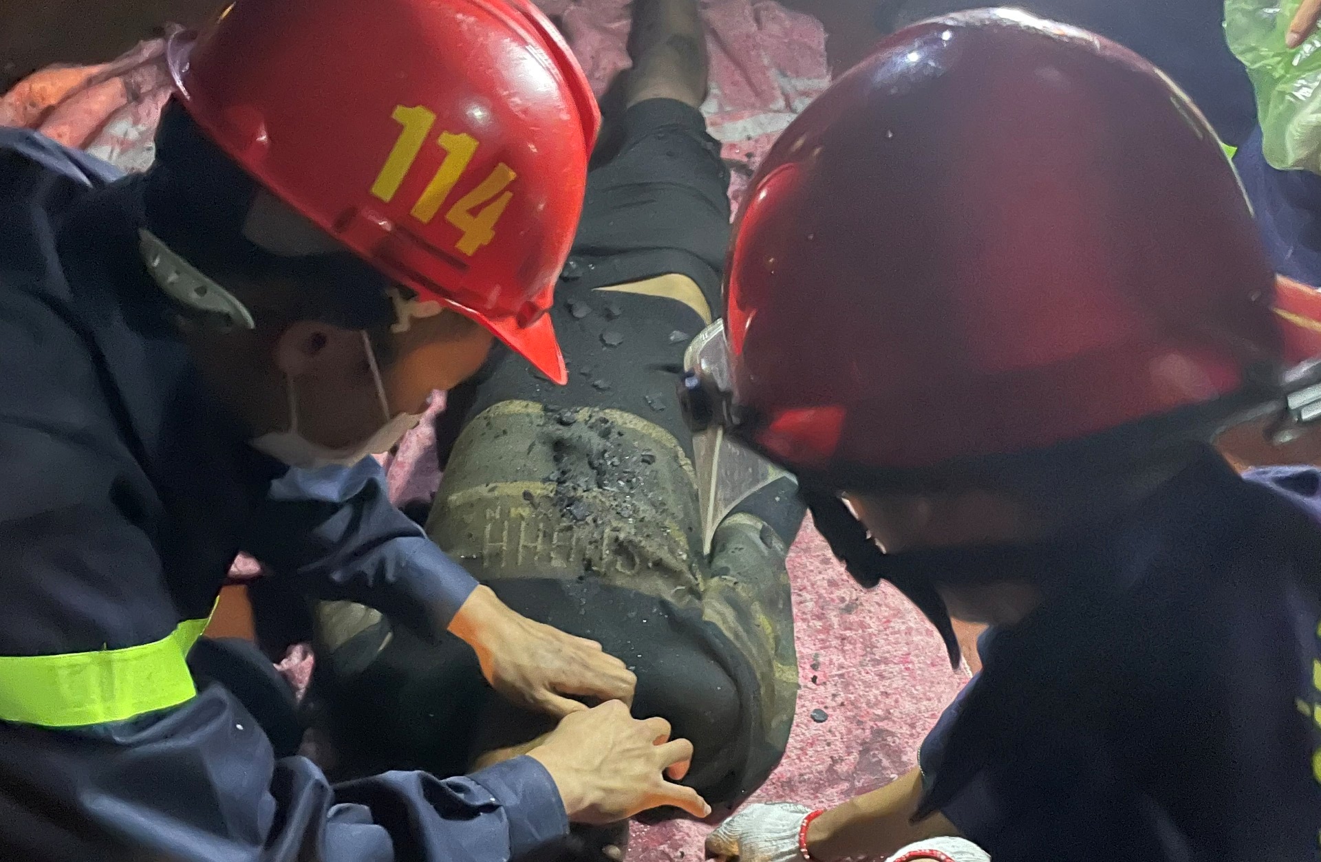 Cứu 01 người mắc kẹt trong đám cháy tại phòng trọ tại thôn Bấc Vang, xã Dương Quan, huyện Thủy Nguyên